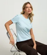 Remera básica de cuello redondo y manga corta, confeccionada en algodón suave y transpirable. Diseño liso y versátil de la marca Blue Steel.