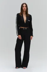 Pantalón de vestir blanco de corte recto y tiro alto, confeccionado en crepé. Cuenta con trabillas en la cintura, dos botones joya decorativos en la parte frontal y bolsillos laterales.