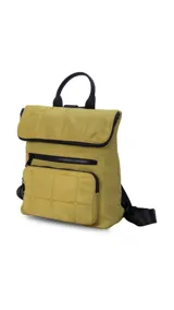 Mochila de nylon capitoneada color celeste, con diseño acolchado en cuadrícula. Posee un compartimento principal con cierre y solapa, además de dos bolsillos frontales con cierres negros a la vista.