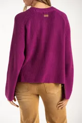 Sweater de punto de algodón con diseño oversize, cuello redondo y mangas largas. Presenta un detalle de costura lateral en color contrastante.