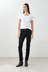 Pantalón negro de corte recto, tiro medio y bolsillos delanteros y traseros.