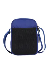 Morral deportivo color azul con el logo de la NBA y el escudo de los New York Knicks estampado. Cuenta con cierre principal, bolsillo frontal con cierre, correa regulable y un llavero colgante circular con el logo del equipo.