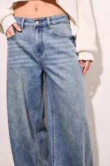 Pantalón de jean celeste de corte wide leg y tiro medio.