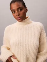 Sweater Calvin Klein de cuello alto y tejido de punto inglés, color blanco, de corte regular y mangas largas con diseño holgado.