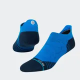 Medias deportivas cortas (tipo invisibles o tobilleras) Stance, color azul vibrante y azul marino. Presentan un diseño con círculos superpuestos en la parte superior del pie y franjas de compresión en el talón y la puntera. Tienen la inscripción "FEEL 360" en la zona del empeine y el logo de Stance en la planta del pie.