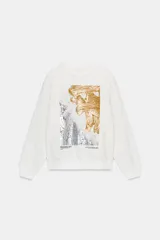 Sudadera de cuello redondo y manga larga, con diseño de estampado artístico metalizado en tonos dorados y plateados en el frente. Presenta acabados en rib en cuello, puños y ruedo.