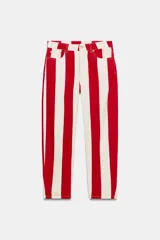 Jeans de tiro medio y corte tapered, con diseño de rayas verticales a contraste en color rojo y blanco. Cuenta con trabillas en la cintura, cinco bolsillos y cierre frontal con cremallera y botón metálico.