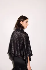 Camisa oversize de seda metalizada con diseño estampado de efecto terciopelo, hombros caídos, mangas murciélago amplias y cierre frontal con botones.