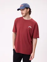 Remera de manga corta color blanco, con cuello redondo y logo de la marca Rusty estampado en pequeño en el pecho. Presenta un corte regular fit.