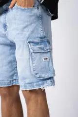 Bermuda cargo de jean con bolsillos laterales XL y efecto de lavado gastado. Presenta un corte cómodo y resistente, ideal para uso diario.