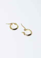 Par de aros tipo argolla pequeños de acero quirúrgico plateado.