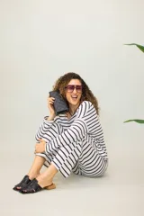 Mules de cuero celeste con diseño trenzado y taco de madera.