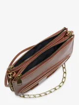 Cartera bandolera de cuero vacuno en color marrón, con diseño de doble compartimento, cierre superior, logo Oval D en relieve y correa de hombro ajustable y desmontable.