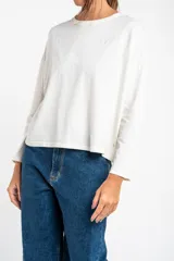 Remera color lila de algodón, manga larga y corte oversize.