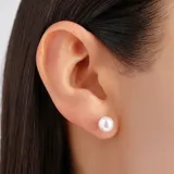 Aros pequeños con perlas blancas.