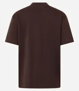Remera de manga corta con cuello redondo, confeccionada en algodón peruano con acabado suedine. Diseño básico sin estampa, de corte clásico y textura suave.