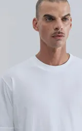 Remera de manga corta y cuello redondo, con calce regular y recorte en la espalda. Confeccionada en algodón premium de tacto suave.