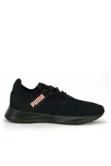 Championes deportivos Puma Radiate Xt Pattern Wn's para mujer, en color negro con detalles y logo en rosado claro.