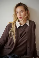 Sweater de punto color marrón, con cuello redondo y manga larga.