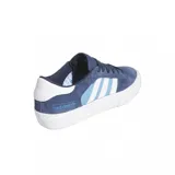 Championes adidas Matchbreak Super de estilo skate, confeccionados en gamuza azul marino con las icónicas tres tiras laterales en blanco y celeste. Presentan una suela de goma blanca vulcanizada y detalle de logo en el talón.