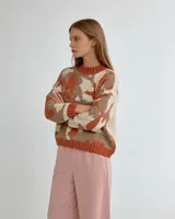 Buzo de tejido jacquard hecho a mano en mezcla de lana merino y seda, con diseño de formas orgánicas en tres colores. Presenta un calce relajado, cuello alto y terminaciones tejidas en rib.