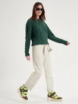 Pantalón de cuero color beige, de corte recto, con cintura alta y lazo para ajustar.