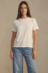 Remera oversize de algodón lavado en color blanco off-white, con mangas cortas y cuello redondo.