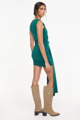 Vestido corto sin mangas de color verde oscuro, con diseño drapeado, nudo en la cintura y una larga caída de tela asimétrica en el lateral delantero.