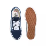 Championes Vans modelo Skate Old Skool, con diseño de paneles en tonos azul marino y azul claro. Presentan la clásica banda lateral blanca, cordones blancos y suela de goma vulcanizada con refuerzo.