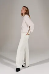 Jeans de tiro alto y corte recto de pernera larga, con diseño clásico de cinco bolsillos y costuras en contraste. Cierre frontal con cremallera y botón metálico.