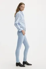 Jeans Levi's modelo 311 Shaping Skinny de tiro medio y corte ajustado. Confeccionados en denim stretch con tecnología de modelado y compresión abdominal, presentan un tono celeste claro con acabado suave.
