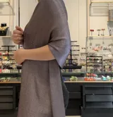 Chal de lurex color dorado, de tejido suave con brillo y flecos.