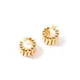 Par de aros tipo argolla dorados con diseño de eslabones y cierre de tuerca.