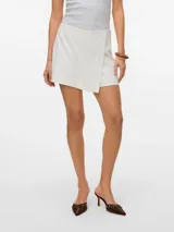 Pollera short de tiro alto y fit holgado, con diseño cruzado tipo envolvente y cierre lateral invisible, confeccionada en mezcla de poliéster, viscosa y elastano.