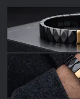 Pulsera elástica compuesta por eslabones de cerámica negra con acabado facetado y una pieza central rectangular con baño de oro.