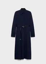 Vestido midi azul marino, de corte evasé, con cuello camisero, manga larga y cierre delantero con botones ocultos. Incluye un cinturón ajustable delgado.