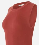 Blusa sin mangas color beige confeccionada en tejido de punto con textura acanalada y cuello redondo.