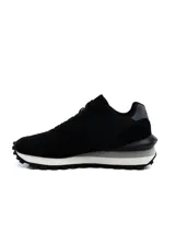 Championes urbanos Umbro para hombre, de color negro con detalles en gris y suela dentada bicolor en blanco y negro.