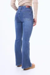 Jean de corte recto y tiro medio, confeccionado en denim negro con efecto lavado. Presenta cierre frontal con botón y bolsillos laterales.