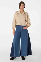 Pantalón de jean de corte recto, con dos tonos de bordó y azul oscuro separados por una costura vertical.