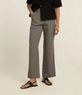 Pantalón recto de vestir color gris, de corte sastrero con cintura alta, trabillas y detalle de ganchillo en la cintura.