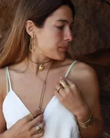 Aros colgantes con diseño orgánico inspirado en formas de coral, elaborados en metal con baño de plata y pernos de plata 925.