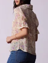 Blusa de gasa estampada marca Alex & Lili. Tiene cuello a la base con solapa y escote en V, mangas cortas con punto smock y terminación amplia. Delantera, solapa y mangas con aplique en crochet.