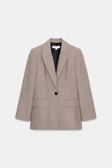 Blazer de corte recto confeccionado en tejido con lana, con cuello de solapa, hombreras, bolsillos delanteros con solapa y cierre frontal de un botón.