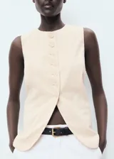 Chaleco de corte recto y diseño sin mangas, con cuello redondo y tirantes anchos. Presenta un cierre frontal con botones y forro interior de algodón.