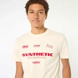 Remera de algodón color crema con estampado gráfico frontal en color rojo que incluye el texto 'SYNTHETIC' y otros detalles tipográficos.