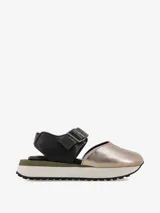 Zapato tipo sandalia con plataforma, color dorado en la parte delantera y negro en la parte trasera, con tira ajustable con hebilla.