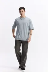 Remera lisa oversize de algodón, color azul claro, con escote redondo y mangas cortas.