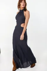 Vestido largo azul marino de lino italiano, con escote halter, aberturas laterales en la cintura y tajo en la falda.