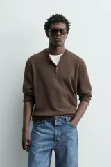Jersey relaxed fit de punto en hilatura con mezcla de algodón y cashmere. Presenta cuello redondo con cierre frontal de botonadura y manga larga.